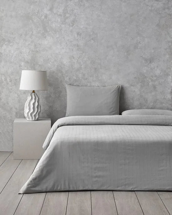 English Home Diamond Silky Cotton - Tweepersoons -Dekbedovertrekset - Zijdeachtig Katoenen - Incl. Hoeslaken 160x200 - Incl. 2 kussenslopen - 200 x 220 cm - Licht Grijs