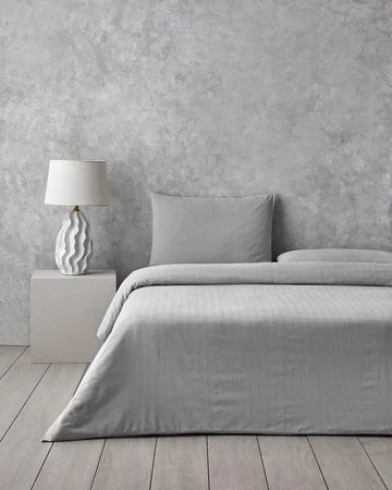 English Home Diamond Silky Cotton - Tweepersoons -Dekbedovertrekset - Zijdeachtig Katoenen - Incl. Hoeslaken 160x200 - Incl. 2 kussenslopen - 200 x 220 cm - Licht Grijs