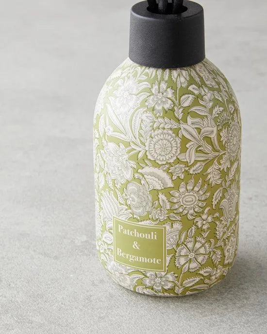 English Home - Patchouli & Bergamot Geurstokjes 100 ml – Reed Diffuser – Fris & Houtachtig – Groene Fles – Voor Woonkamer, Badkamer & Slaapkamer