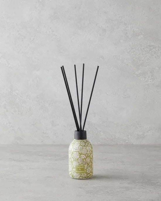 English Home - Patchouli & Bergamot Geurstokjes 100 ml – Reed Diffuser – Fris & Houtachtig – Groene Fles – Voor Woonkamer, Badkamer & Slaapkamer