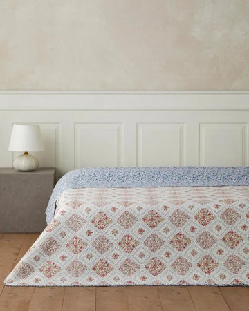 English Home - Penny Bloom Sprei – King Size – Multifunctionele Bedsprei – Polyester - Dekbed zonder overtrek - Multi Cover Purpose -Double sided - Bedrukt dekbed - Zomerdeken - Wasbaar - 240x220 cm - Paars/Kleurrijk