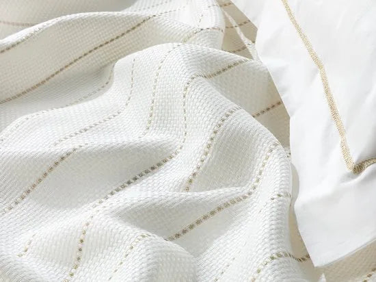 English Home Summer blanket - Bedsprei 200x220 cm - incl. 2 kussenslopen van 50x70 cm -Wit - Goud