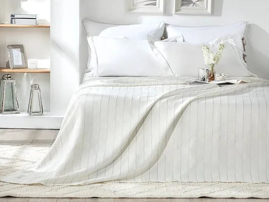 English Home Summer Blanket - Bedsprei 240x220 cm - incl. 2 Kussenslopen van 50x70 cm - Wit - Zilver
