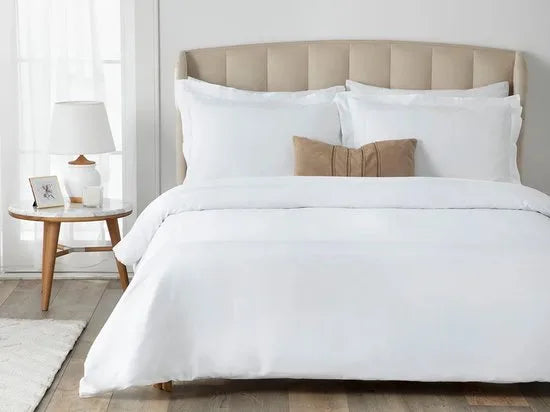 English Home Vivian - Framed Cotton Satin Double - Luxe Dekbedovertrekset -4 Kussenslopen - Onderlaken- - Duvet Cover Set - 200x220 cm -Wit