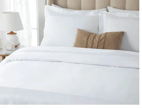 English Home Vivian - Framed Cotton Satin Double - Luxe Dekbedovertrekset -4 Kussenslopen - Onderlaken- - Duvet Cover Set - 200x220 cm -Wit