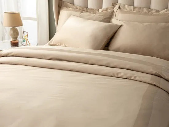 English Home Vivian - Framed Cotton Satin Double - Luxe Dekbedovertrekset -4 Kussenslopen - Onderlaken- - Duvet Cover Set - 200x220 cm -Wit – Beige