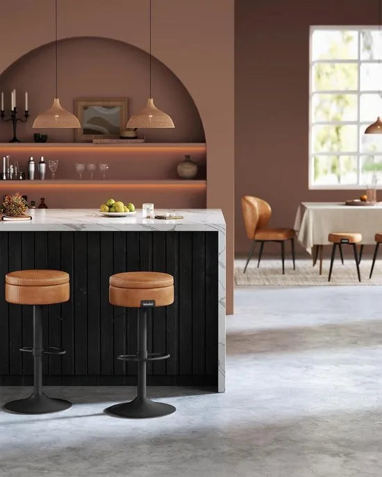 FurnStar - Barkruk - 360° Draaibare Barkruk - In Hoogte Verstelbare Barstoel - Met Opbergruimte - Kunstleer - Naden - Mid-Century Moderne Stijl - Keuken - Huisbar - Eenvoudige Montage - Inktzwart – Karamelbruin