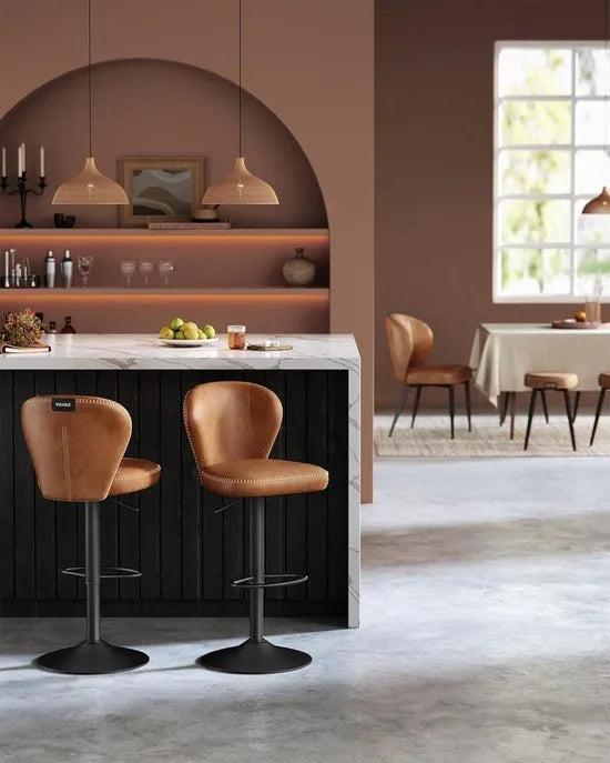 FurnStar - Barkruk - 360° Draaibare Barkruk - Set van 2 - In Hoogte Verstelbare Barstoel met Rugleuning - Kunstleer - Naden - Mid-Century Moderne Stijl - Keuken - Huisbar - Eenvoudige Montage - Zwart – Karamelbruin