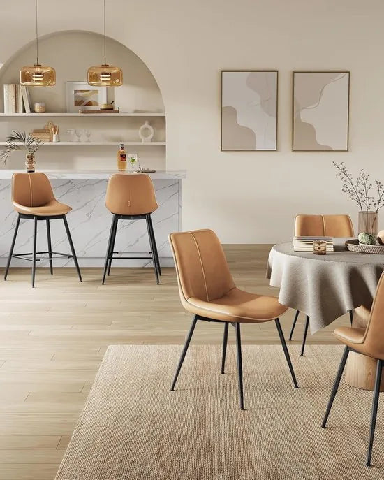 FurnStar - Barkruk - 4-Delige Set - Barstoelen - Ergonomische Rugleuning - Kunstleer - Metalen Poten met Verstelbare Universele Poten - 62 cm Hoog - Thuisbar - Eenvoudige Montage - Karamelbruin