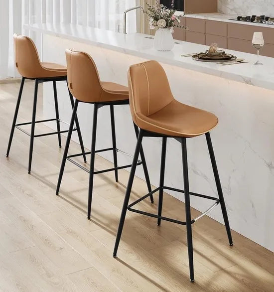 FurnStar - Barkruk - 4-Delige Set - Barstoelen - Ergonomische Rugleuning - Kunstleer - Metalen Poten met Verstelbare Universele Poten - 62 cm Hoog - Thuisbar - Eenvoudige Montage - Karamelbruin