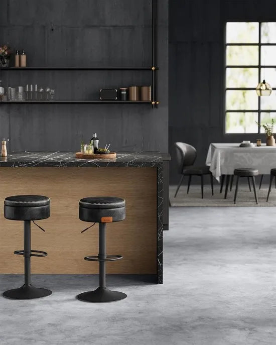 FurnStar - Barkruk - Set van 2 - 360° Draaibare Barkruk - In Hoogte Verstelbare Barstoel - Met Opbergruimte - Kunstleer - Naden - Mid-Century Moderne Stijl - Keuken - Huisbar - Eenvoudige Montage - Ka – Zwart