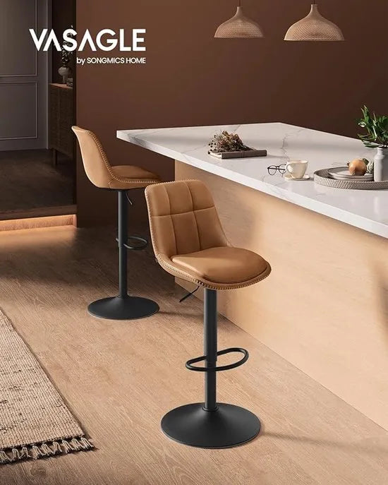 FurnStar - Barkruk Set van 2 - Barstoelen - Ergonomische Rugleuning - Kunstleer - Metalen Poten met Verstelbare Universele Poten - Tussen 63 en 84 cm in hoogte verstelbaar - 360 graden draaibaar -Thuisbar - Eenvoudige Montage - Karamelbruin