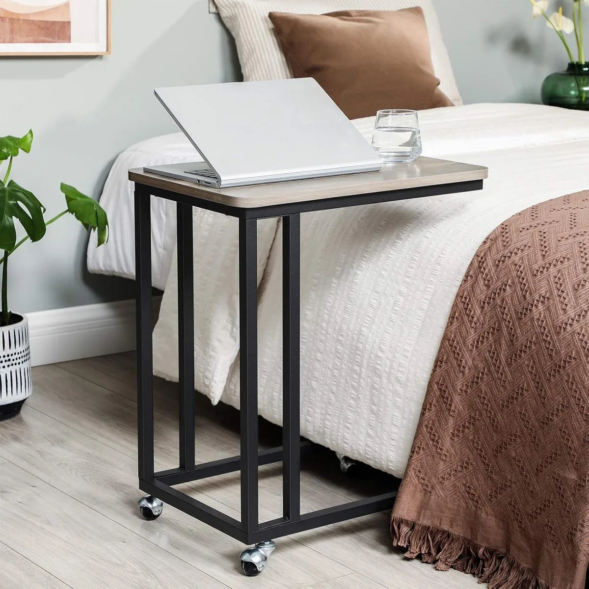 FurnStar - Bijzettafel - Banktafel met Wieltjes - C-Vorm - Mobiele Koffietafel - 35 x 50 x 60 cm - Woonkamertafel met Metalen Frame - Voor Koffie en Laptop - Industrieel Design - Vintage – Greige-zwart