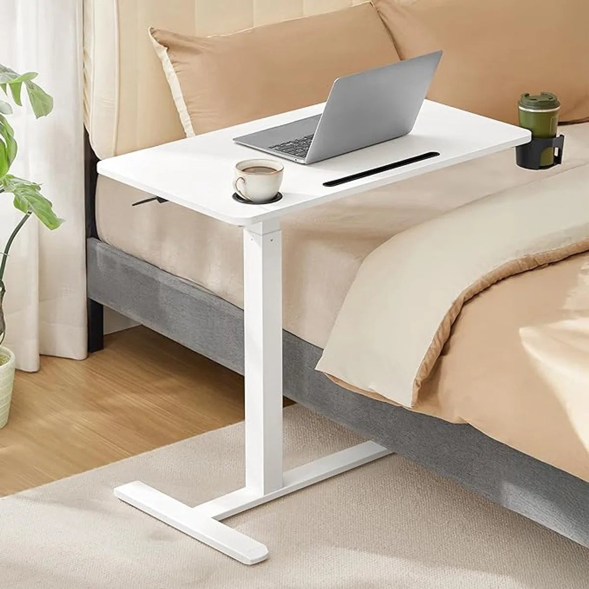 FurnStar Bijzettafel met wieltjes – Mobiele statafel – Verstelbare hoogte – 70 x 40 cm – Met bekerhouders en telefoonhouder – Wolkenwit