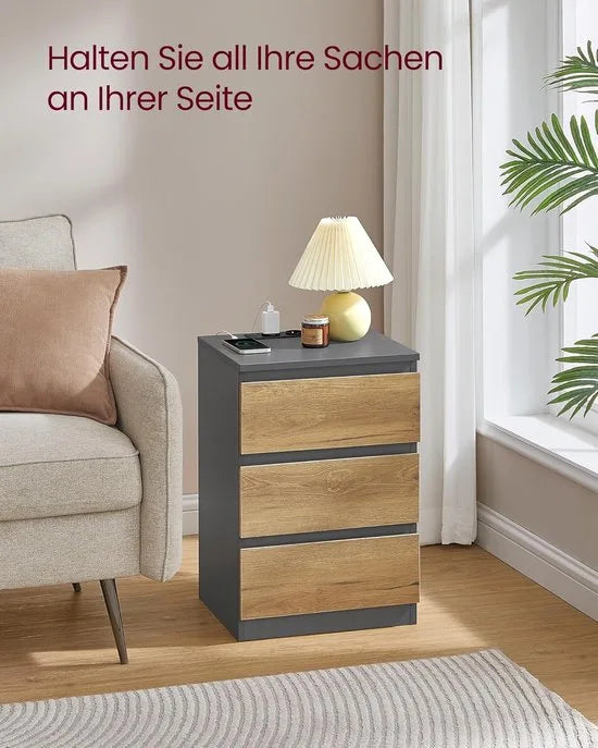 Furnstar Kailyn Collection - Nachtkastje met stekkerdoos - Bijzettafel 3 laden - 2 AC-stopcontacten - 2 USB-A-aansluitingen - Modern - Leigrijs-Natuurbruin