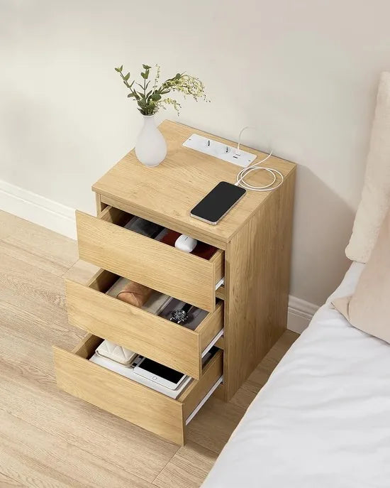 Furnstar Kailyn Collection - Nachtkastje met stekkerdoos - Bijzettafel 3 laden 2 AC- Stopcontacten - 2 USB-A- aansluitingen - Modern - Strogeel