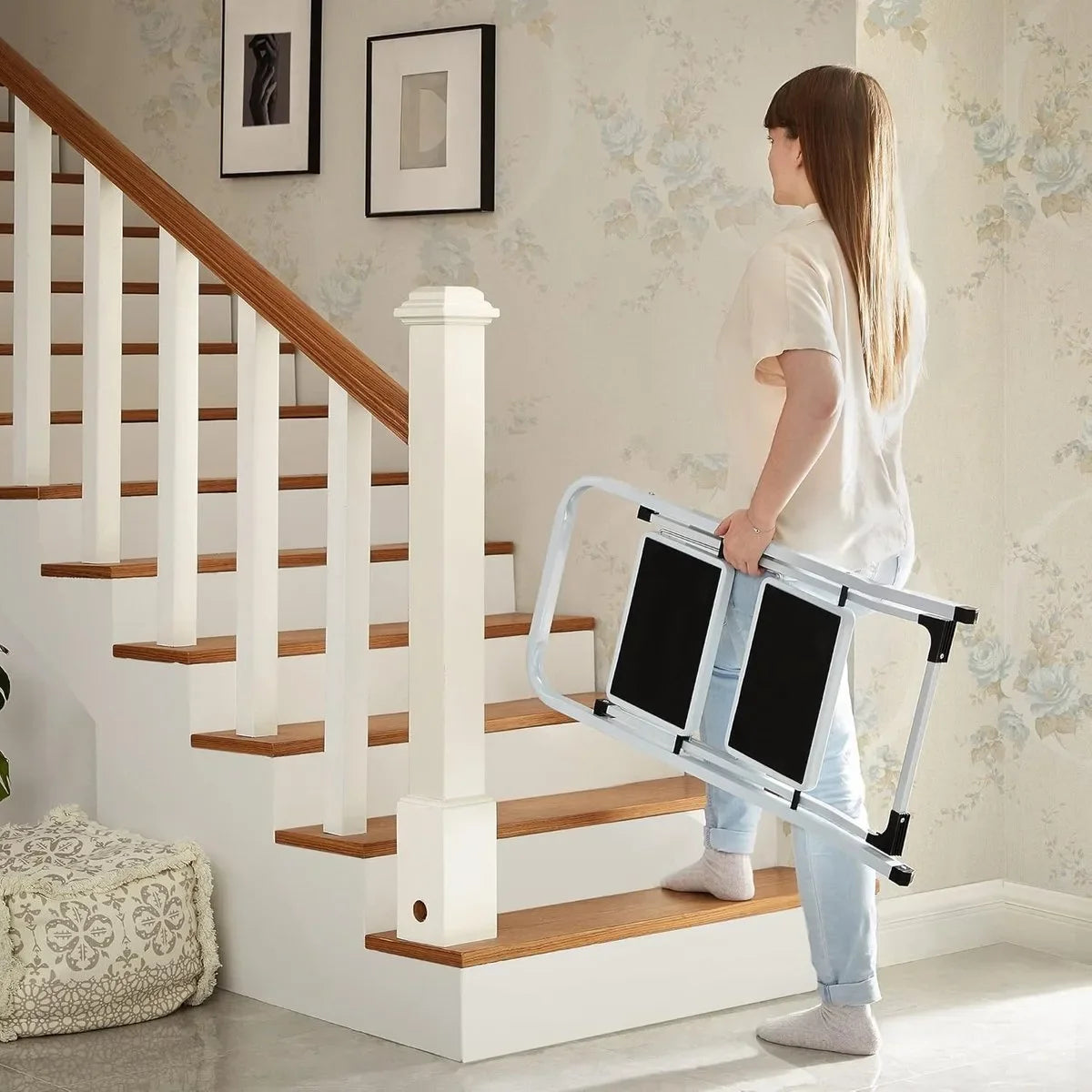 FurnStar - Trapladder - 2-Stapsladder - Vouwladder - Veiligheidsslot - Ruimtebesparende Opslag - Draagvermogen tot 150 kg - Duifgrijs – Wit