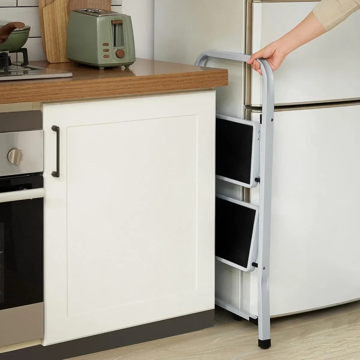FurnStar - Trapladder - 2-Stapsladder - Vouwladder - Veiligheidsslot - Ruimtebesparende Opslag - Draagvermogen tot 150 kg - Duifgrijs – Wit