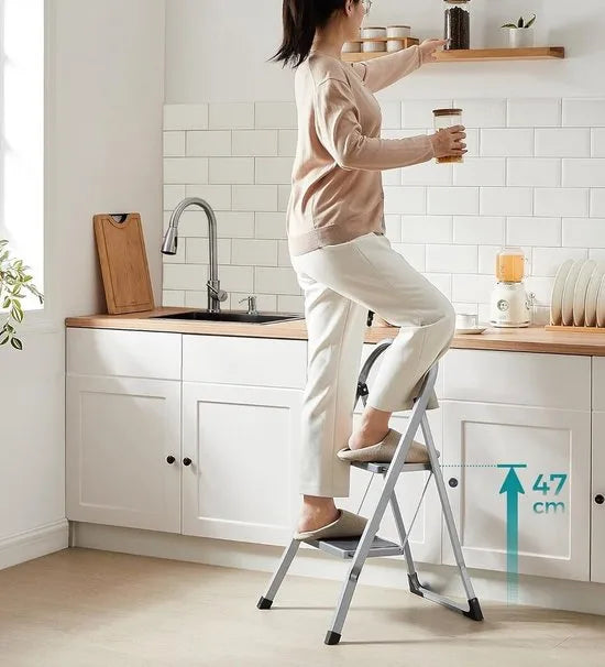 FurnStar - Trapladder - 2-Stapsladder - Vouwladder - Veiligheidsslot - Ruimtebesparende Opslag - Draagvermogen tot 150 kg - Duifgrijs