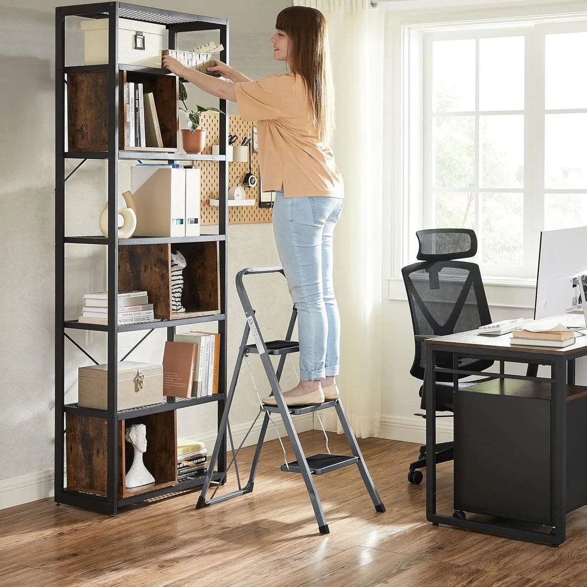 FurnStar - Trapladder - 3-Stapsladder - Vouwladder - Veiligheidsslot - Ruimtebesparende Opslag - Draagvermogen tot 150 kg - Duifgrijs