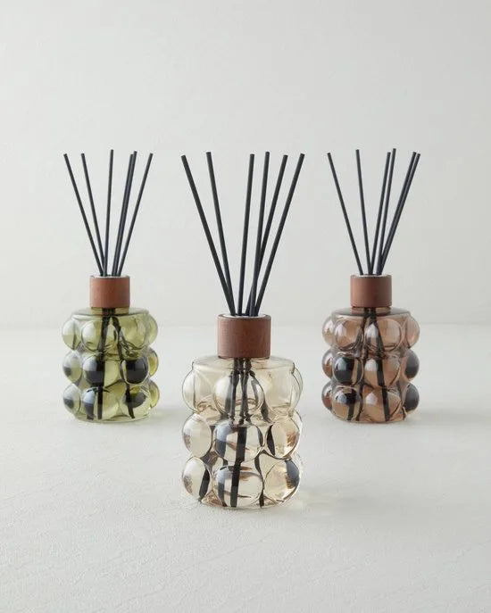 Warm Embrace Geurstokjes 200 ml – Reed Diffuser – Bloemige & Warme Huisgeur – Vanille & Sandelhout – Woonkamer, Slaapkamer & Hal