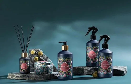 Warm Embrace Geurstokjes 200 ml – Reed Diffuser – Bloemige & Warme Huisgeur – Vanille & Sandelhout – Woonkamer, Slaapkamer & Hal